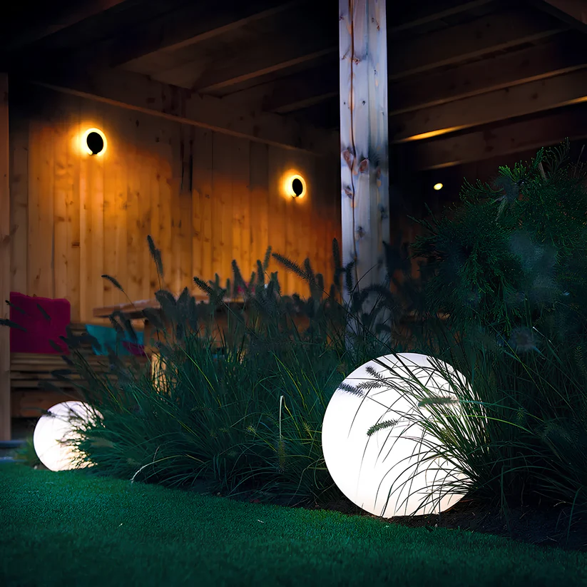 Bolvormige tuinlamp op zonne-energie