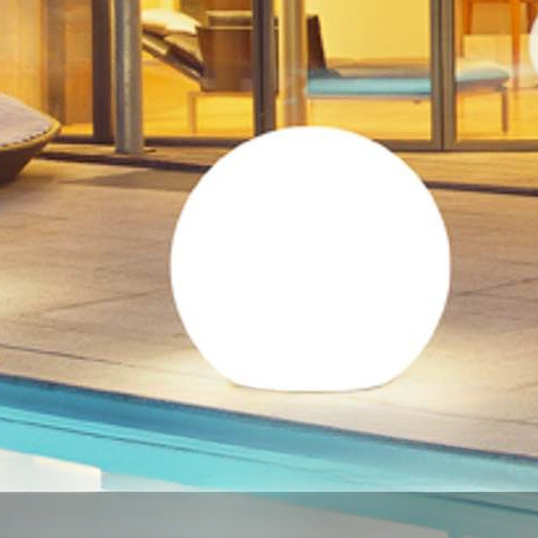 Bolvormige tuinlamp op zonne-energie