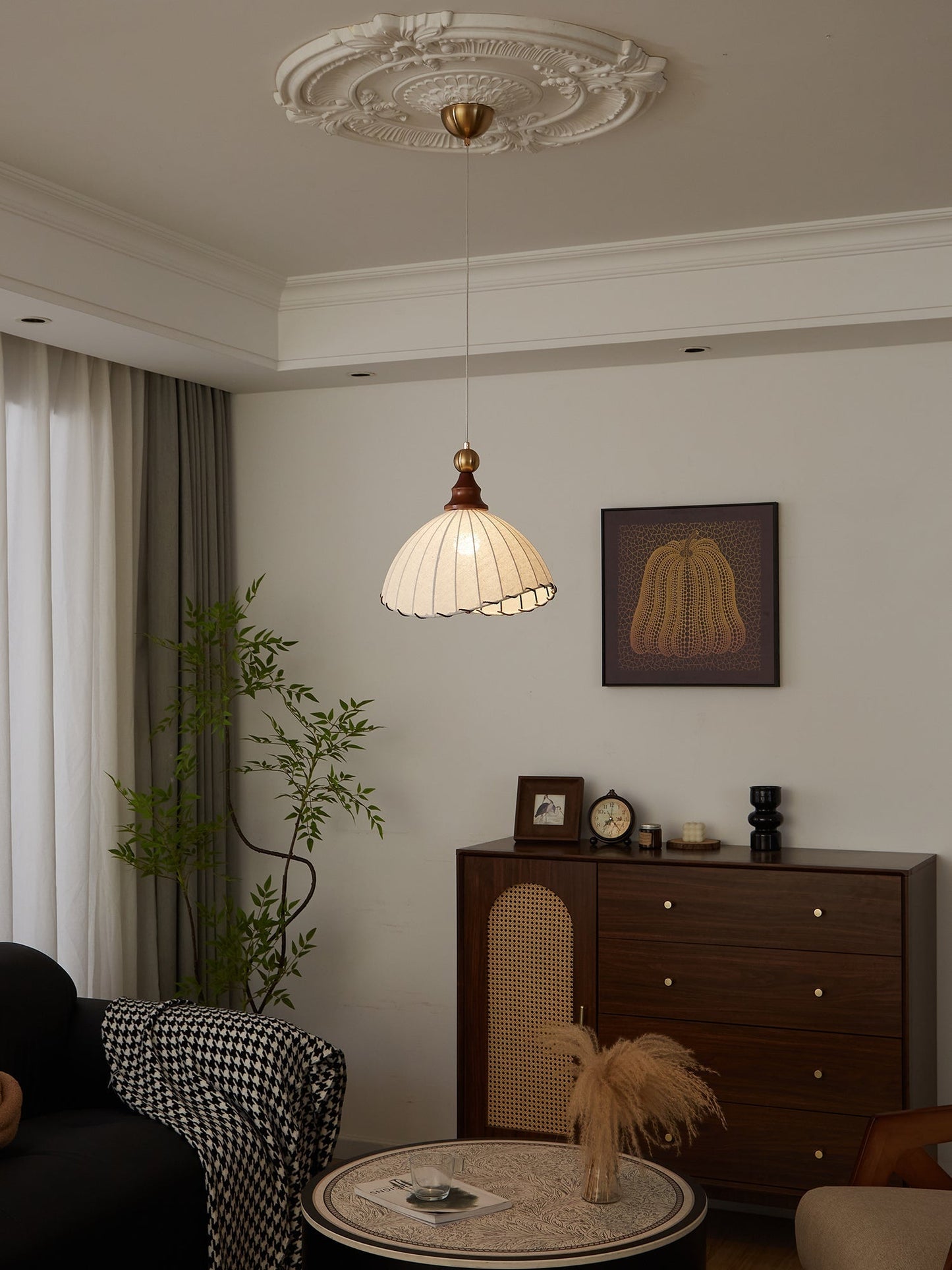 VELMARA Hanglamp – Stoffen Plissé Kap met Hout & Goudkleurig Metaal – Ø40 cm