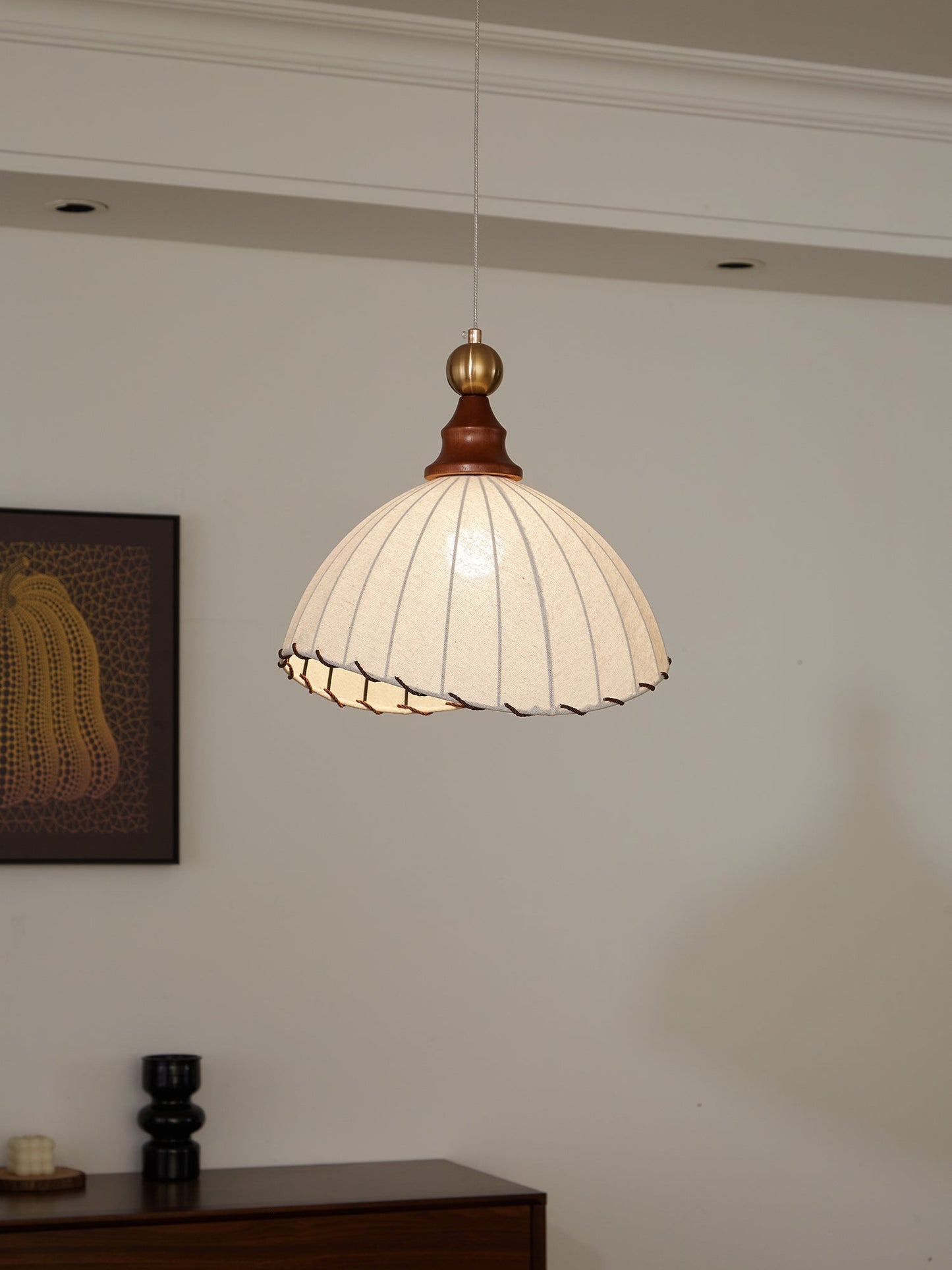 VELMARA Hanglamp – Stoffen Plissé Kap met Hout & Goudkleurig Metaal – Ø40 cm