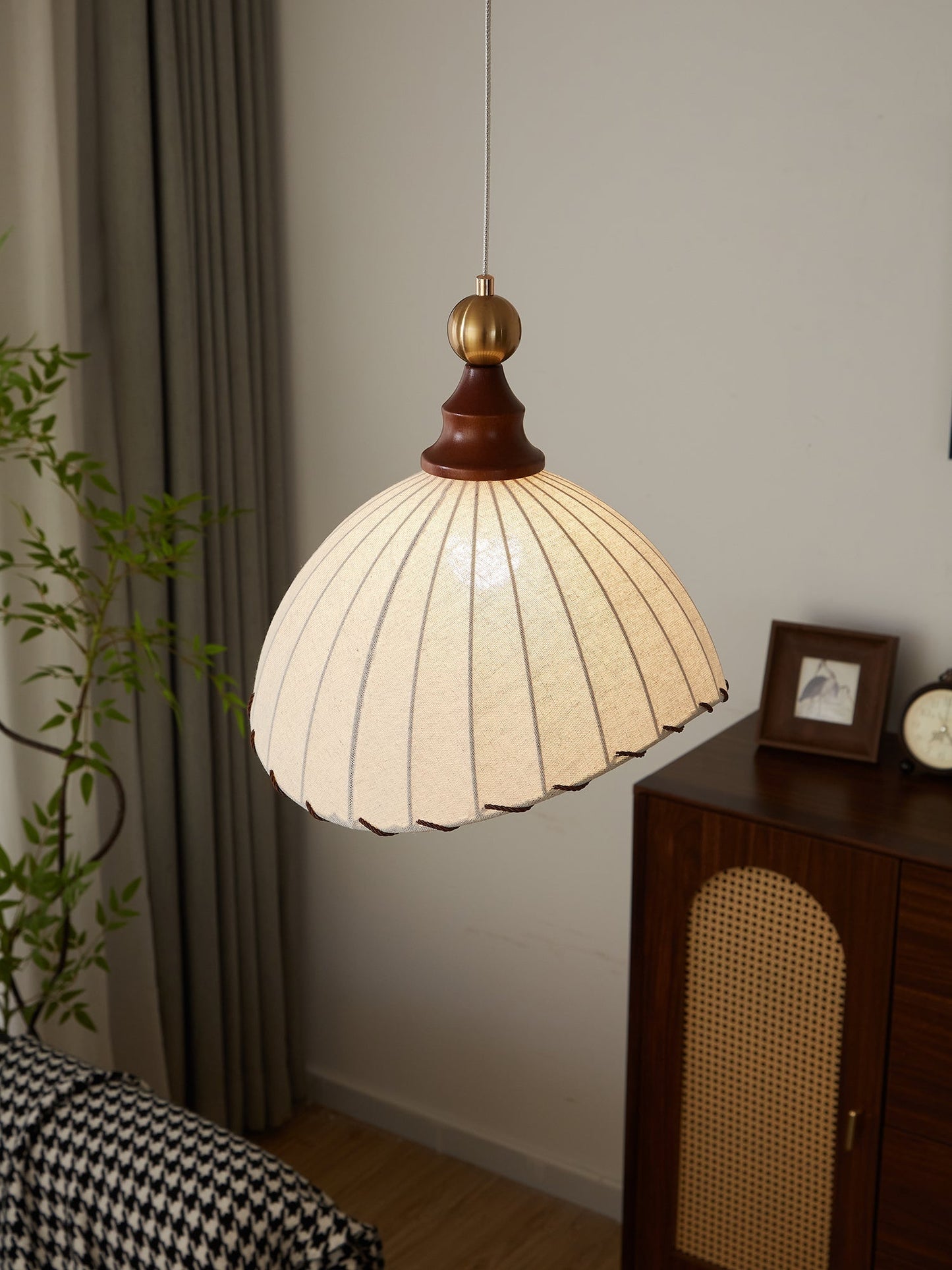 VELMARA Hanglamp – Stoffen Plissé Kap met Hout & Goudkleurig Metaal – Ø40 cm