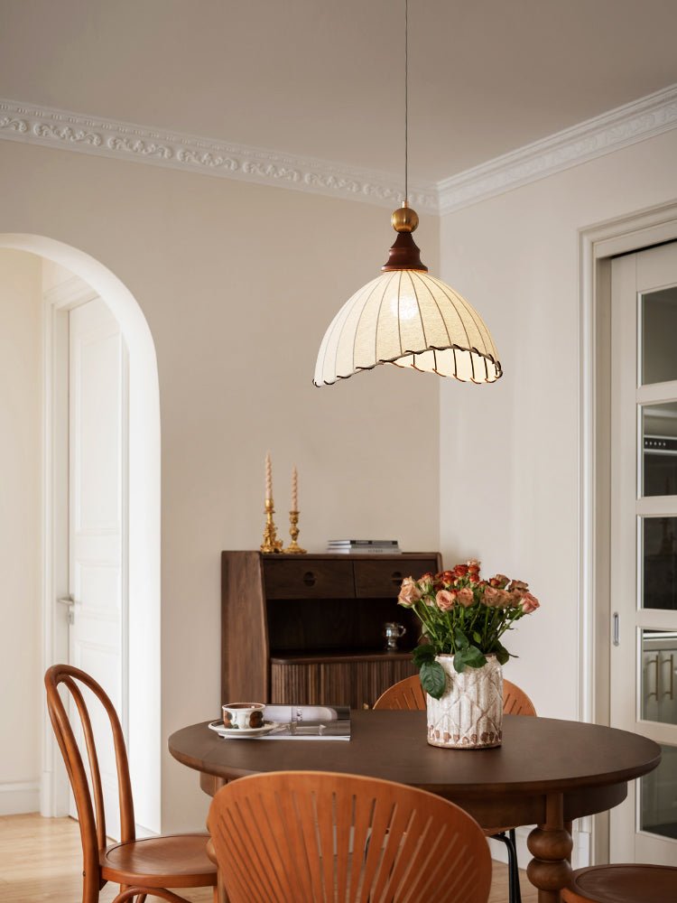 VELMARA Hanglamp – Stoffen Plissé Kap met Hout & Goudkleurig Metaal – Ø40 cm
