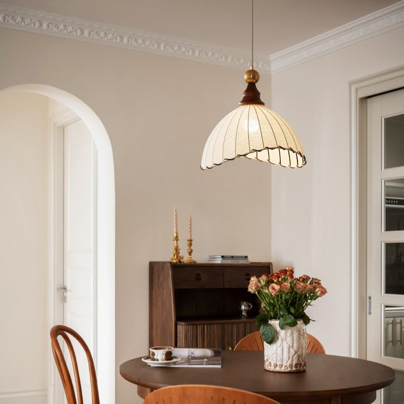 VELMARA Hanglamp – Stoffen Plissé Kap met Hout & Goudkleurig Metaal – Ø40 cm