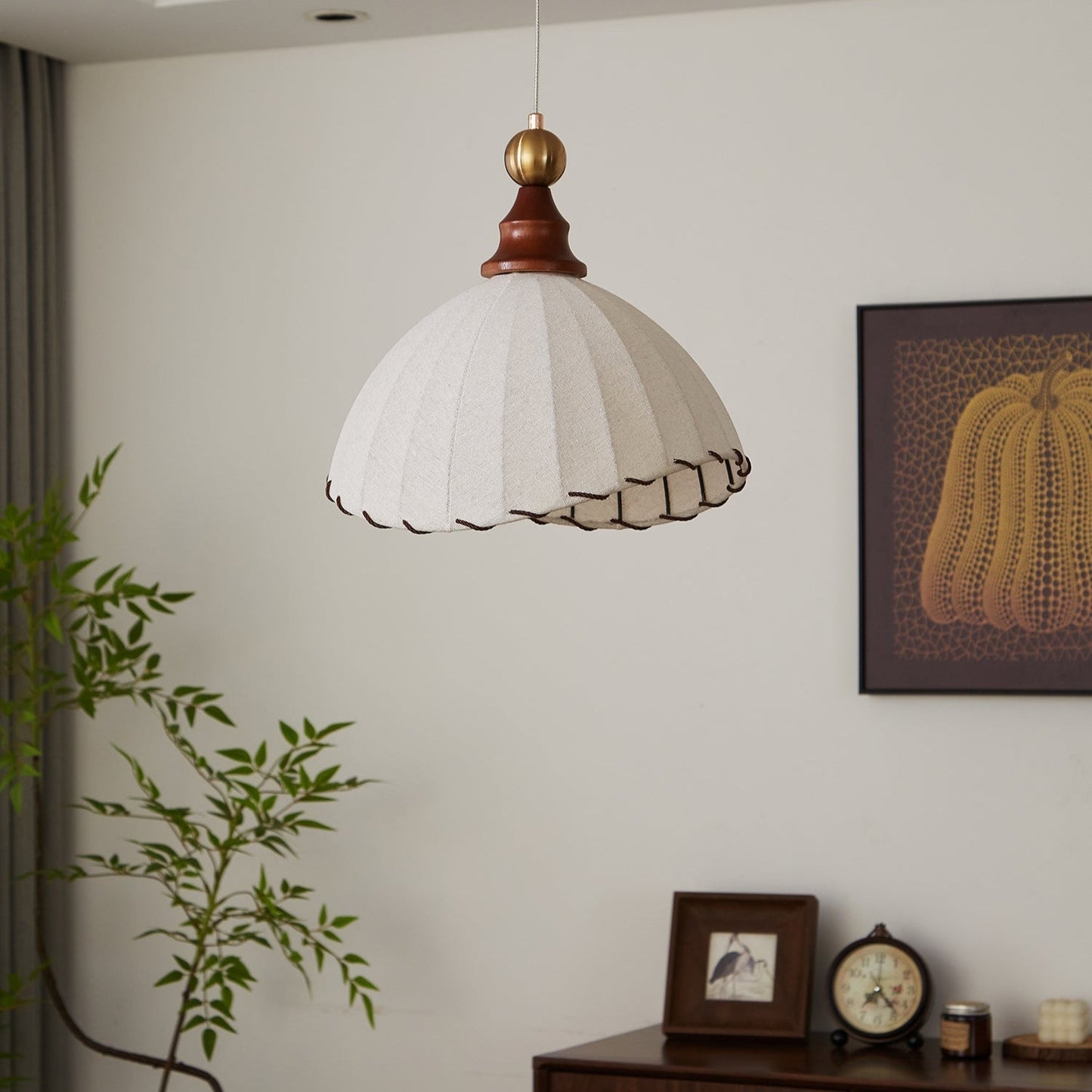 VELMARA Hanglamp – Stoffen Plissé Kap met Hout & Goudkleurig Metaal – Ø40 cm