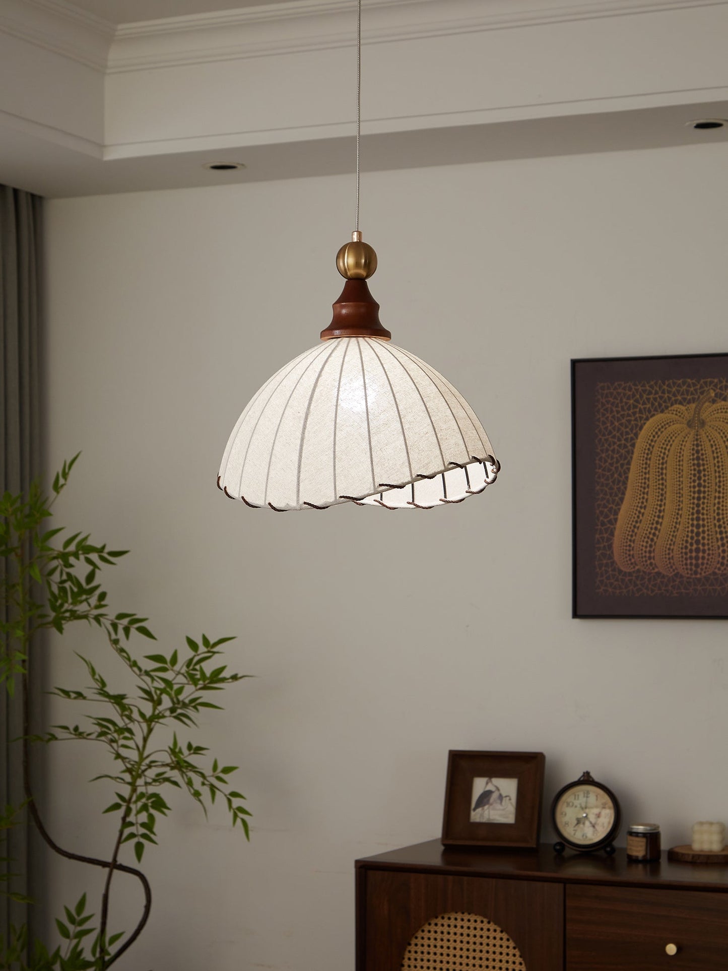 VELMARA Hanglamp – Stoffen Plissé Kap met Hout & Goudkleurig Metaal – Ø40 cm