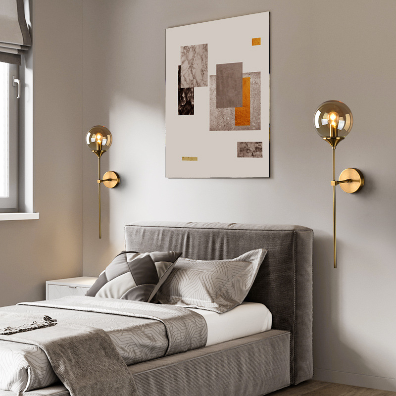 LUMENZA | Wandlamp met Rookglas Bol – Goudkleurig Frame – E27 – 50 cm