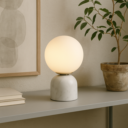 Marnor | Marmeren Tafellamp met Glazen Kap – Scandinavisch Design