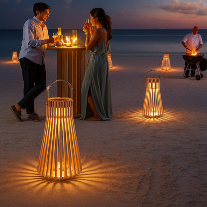 TeakGlow | Solar Rotan Buitenlantaarn – Houten Handgreep – Weerbestendig – LED Tuinverlichting – 39 x 68 cm
