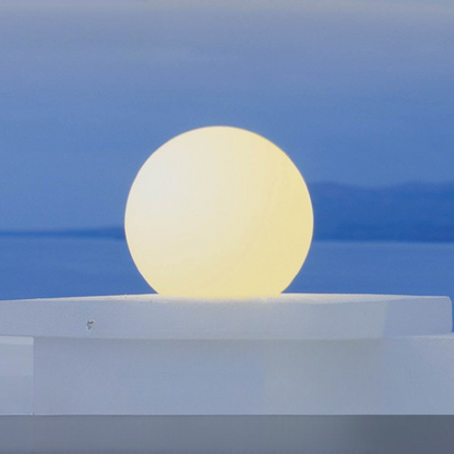 Bolvormige tuinlamp op zonne-energie