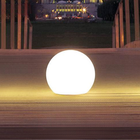 Bolvormige tuinlamp op zonne-energie