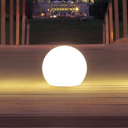 Bolvormige tuinlamp op zonne-energie