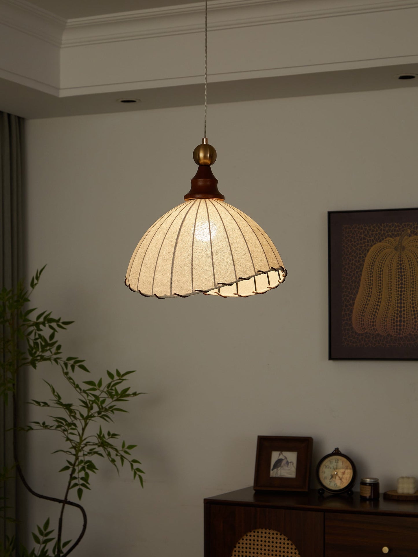 VELMARA Hanglamp – Stoffen Plissé Kap met Hout & Goudkleurig Metaal – Ø40 cm