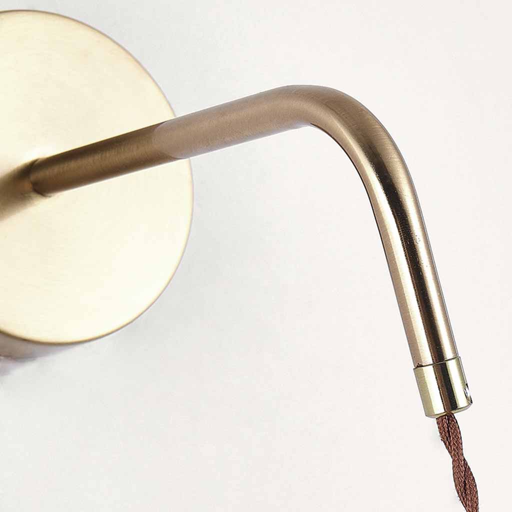 LumiBrass Wandlamp - Minimalistisch Design met Hout, IJzer en Messing